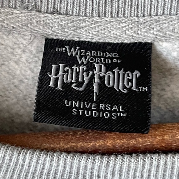 UNIVERSAL Studios Wizarding World Harry Potter Gryffindor Crewneck Sweatshirt - Picture 5 of 8